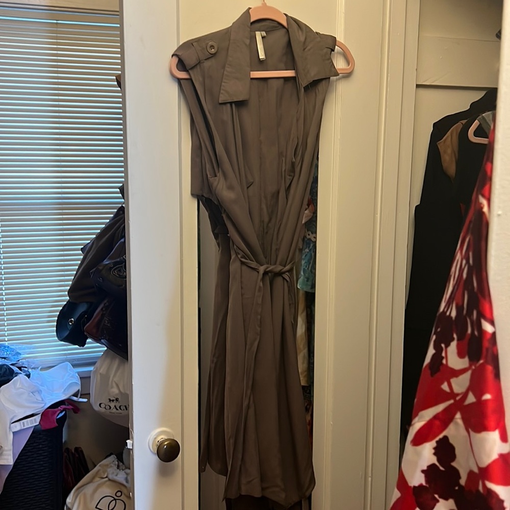 Sleeveless trench